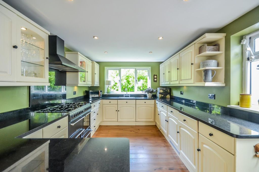 Property photo 3 of 33 Kitchen