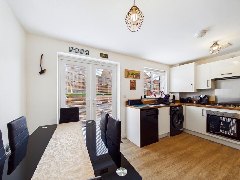 Property photo 2 of 11 Kitchen
