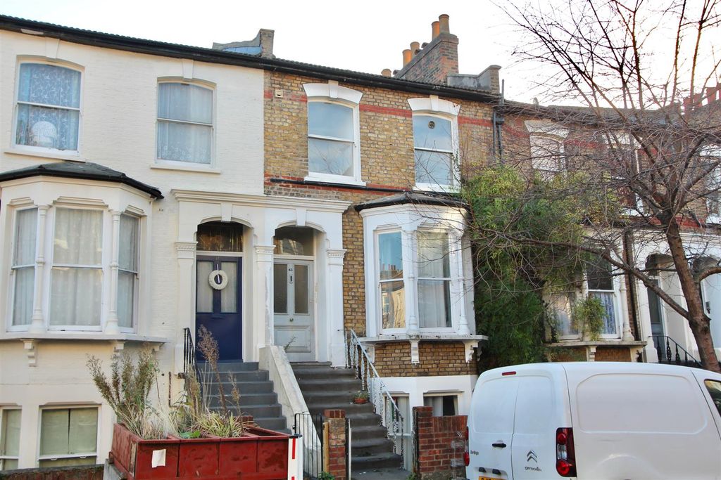 Property photo 2 of 9 Alvington Crescent, E8