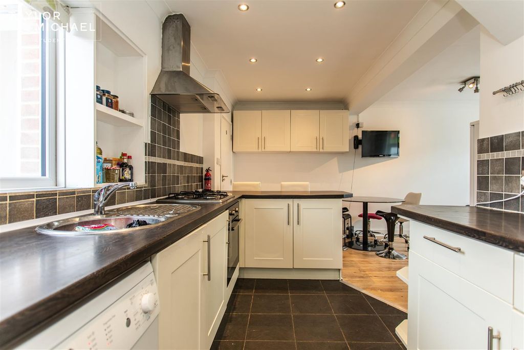 Property photo 3 of 22 Kitchen