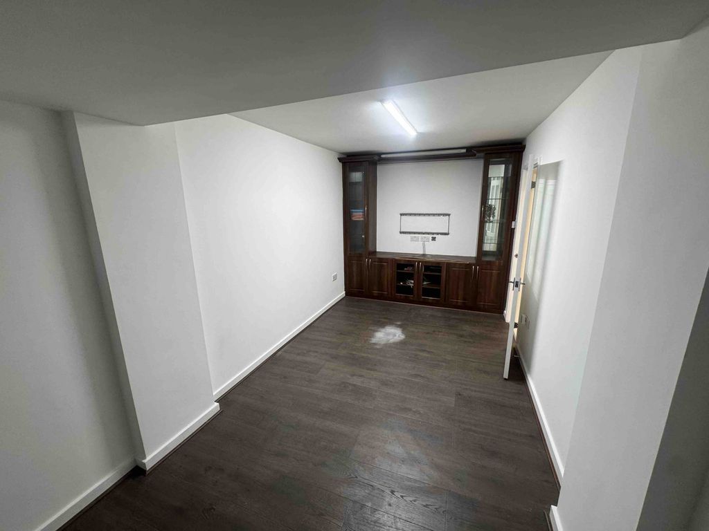 Property photo 1 of 11 Property For Let