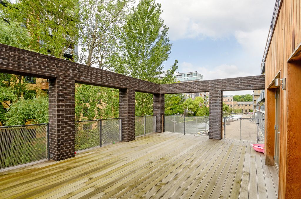 Property photo 1 of 8 Balcony