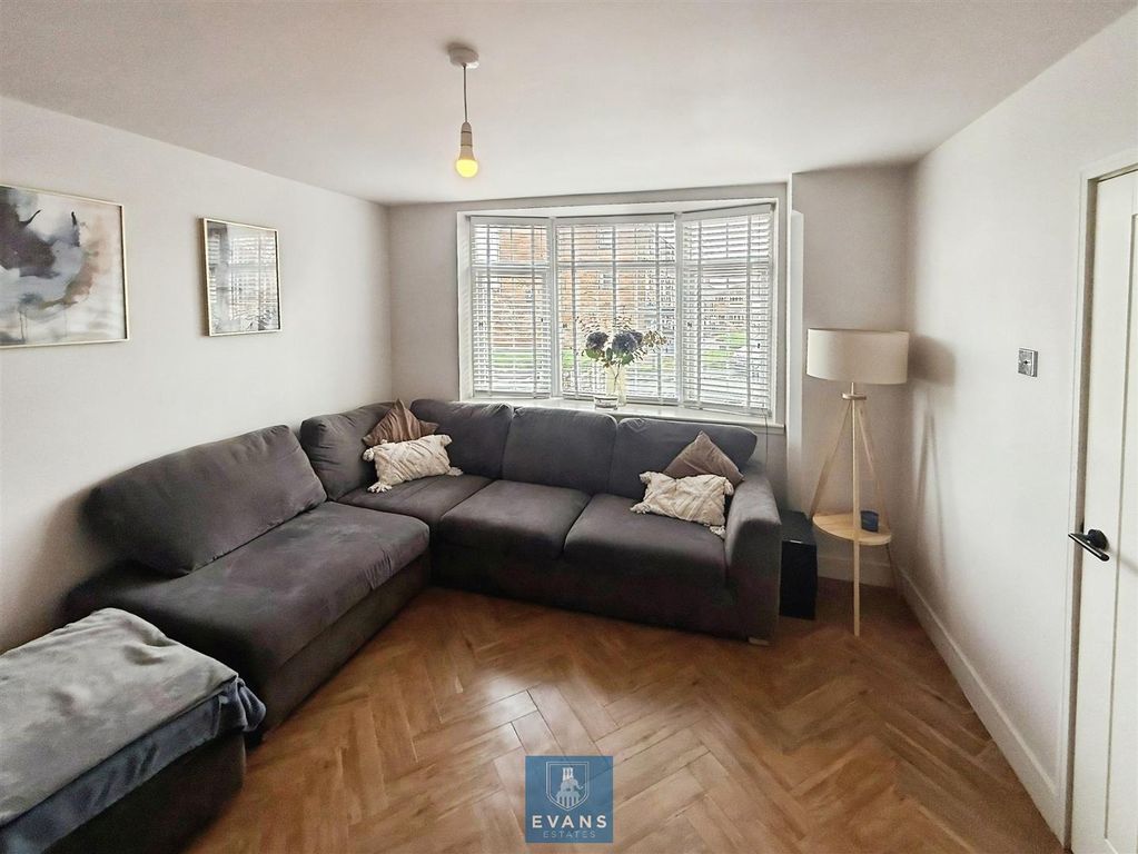 Property photo 3 of 18 Living Room