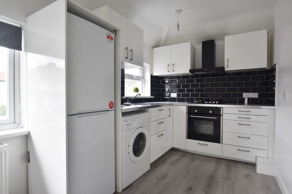 Property photo 3 of 6 Kitchenette