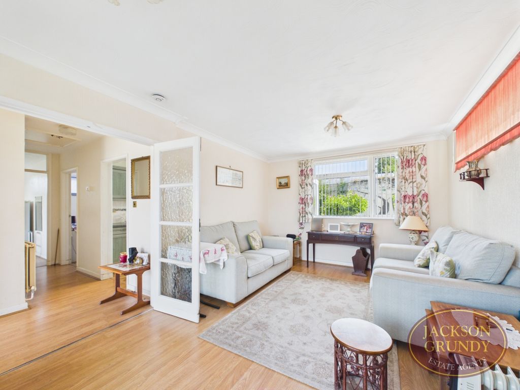Property photo 2 of 12 Overstone Road