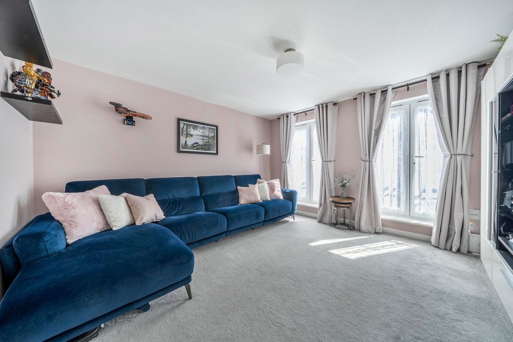 Property photo 2 of 17 Lounge