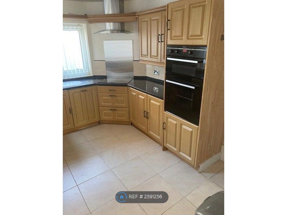 Property photo 3 of 10 Kitchen