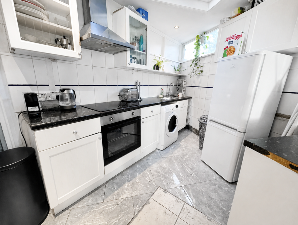 Property photo 3 of 6 Kitchen