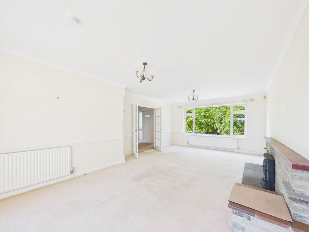Property photo 3 of 24 Cam01354G0-Pr0760-Still001