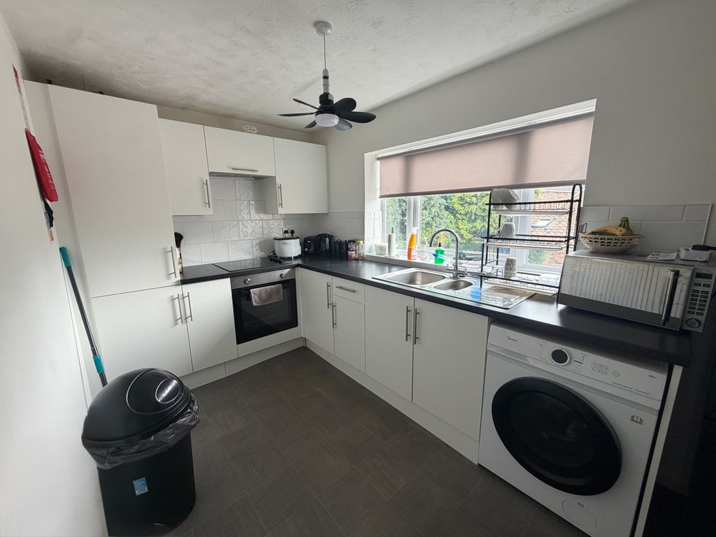 Property photo 2 of 9 Kitchen