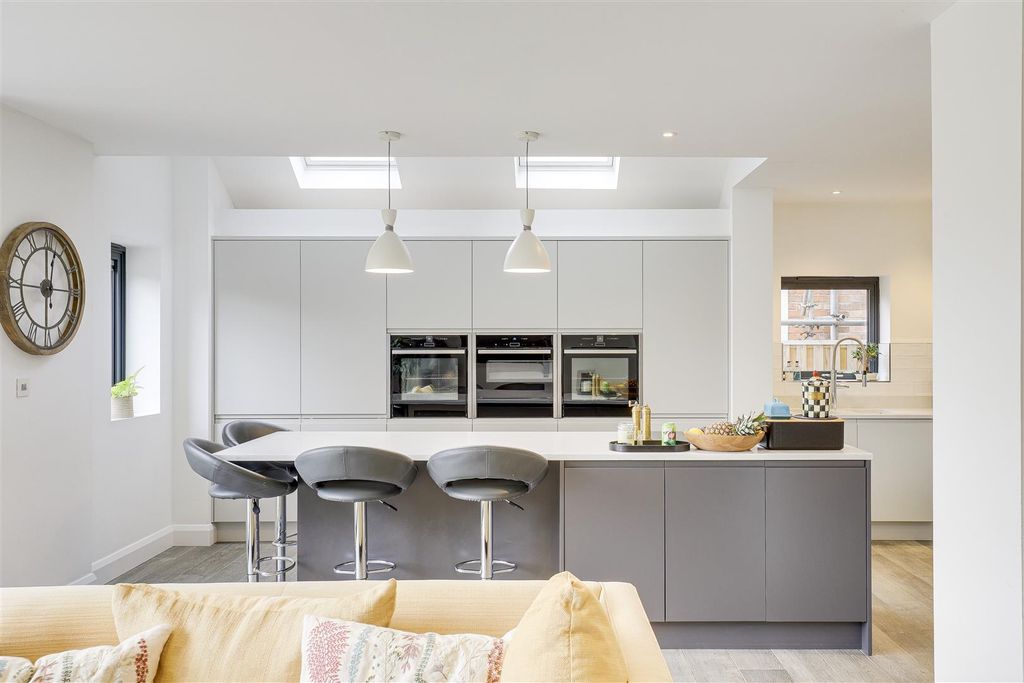 Property photo 3 of 35 10612.Jpg