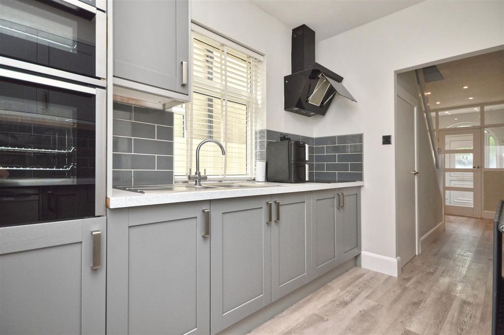 Property photo 3 of 17 Kitchen