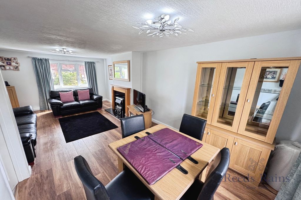 Property photo 3 of 18 Dining Room
