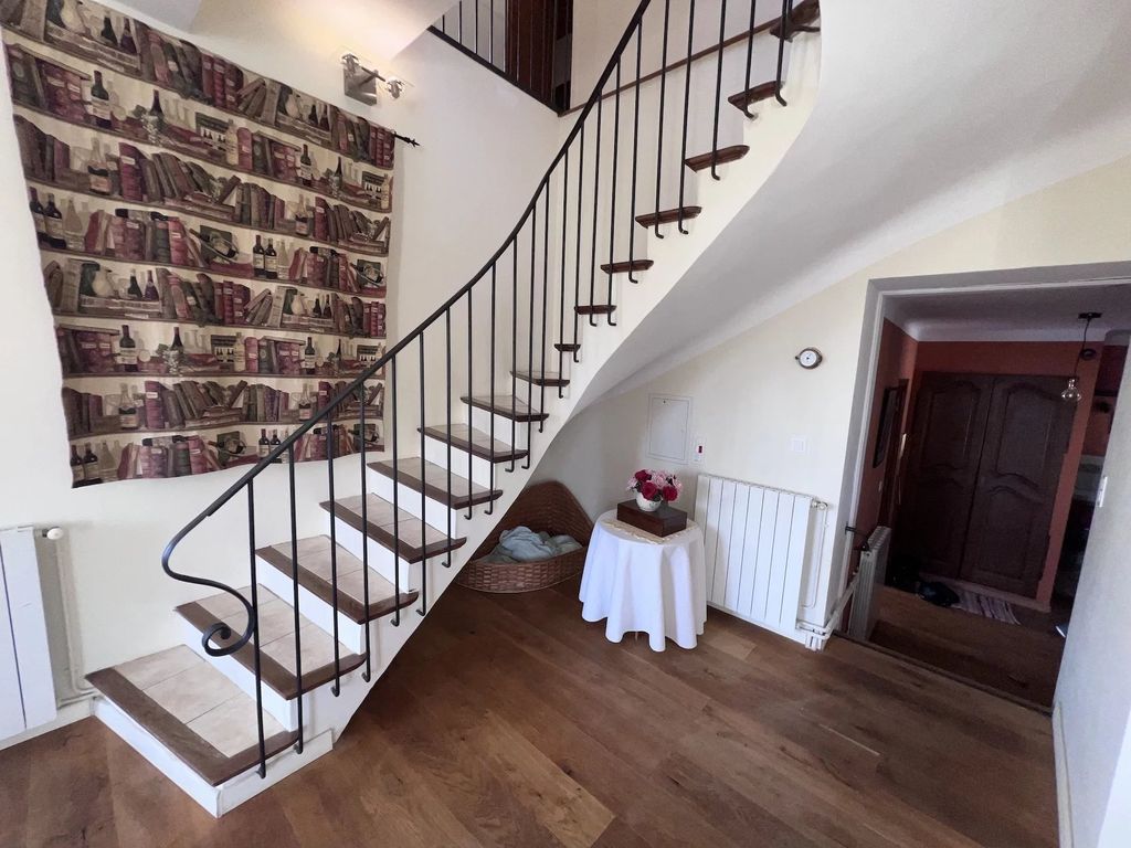 Property photo 3 of 27