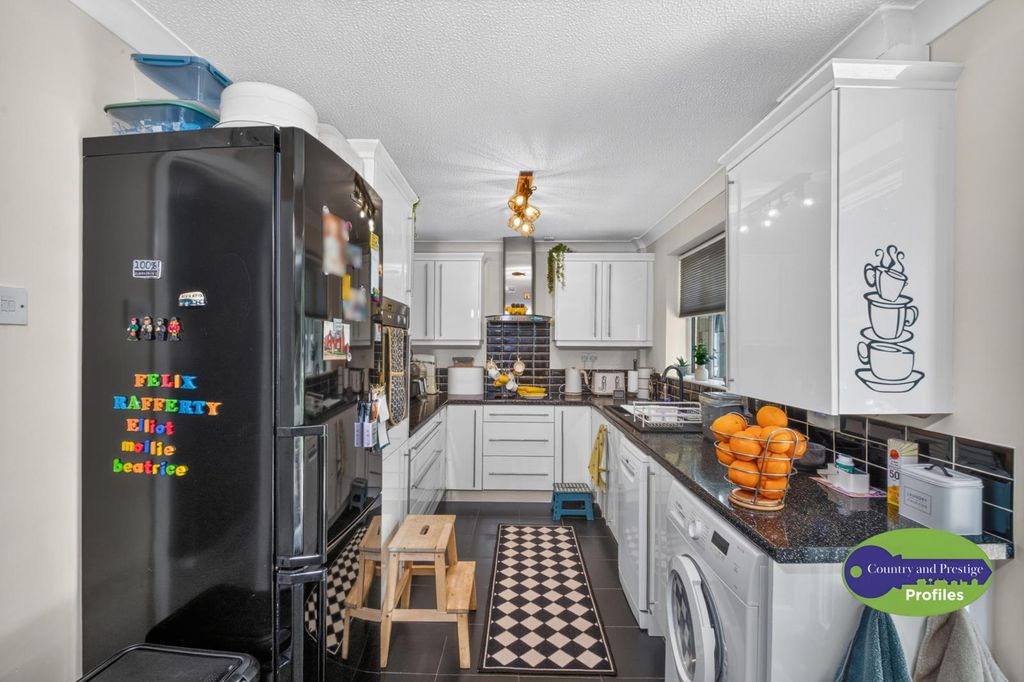Property photo 3 of 34 19 Kestral Close 12.Jpg