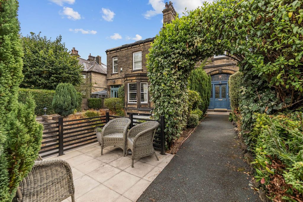 Property photo 1 of 43