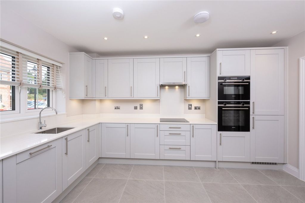 Property photo 2 of 10 Kitchen