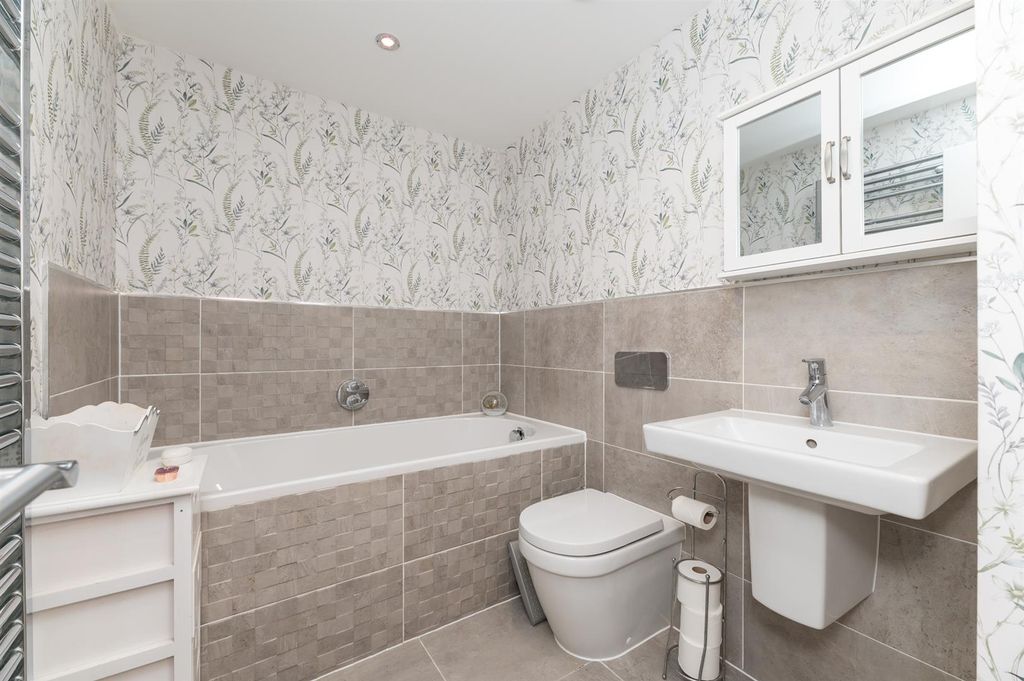 Property photo 3 of 27 House Bathroom