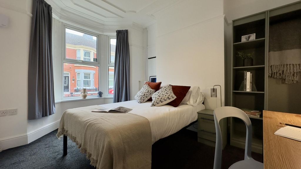 Property photo 3 of 7 A Bright And Inviting Double Bedroom With Stylish ...