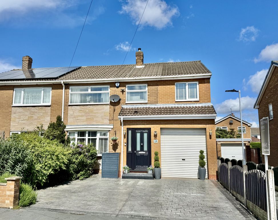 Property photo 1 of 20 Hills Close Front