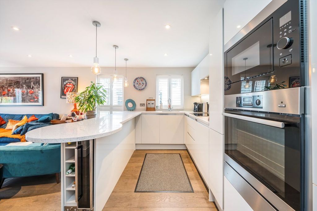 Property photo 2 of 8