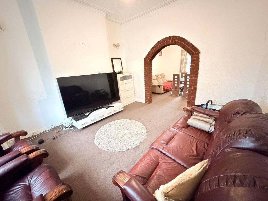 Property photo 3 of 8 Lounge