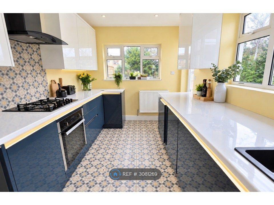 Property photo 2 of 11 Kitchen