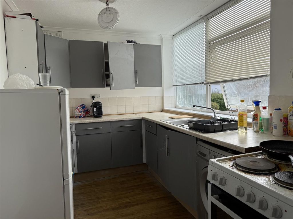 Property photo 2 of 6 Kitchen