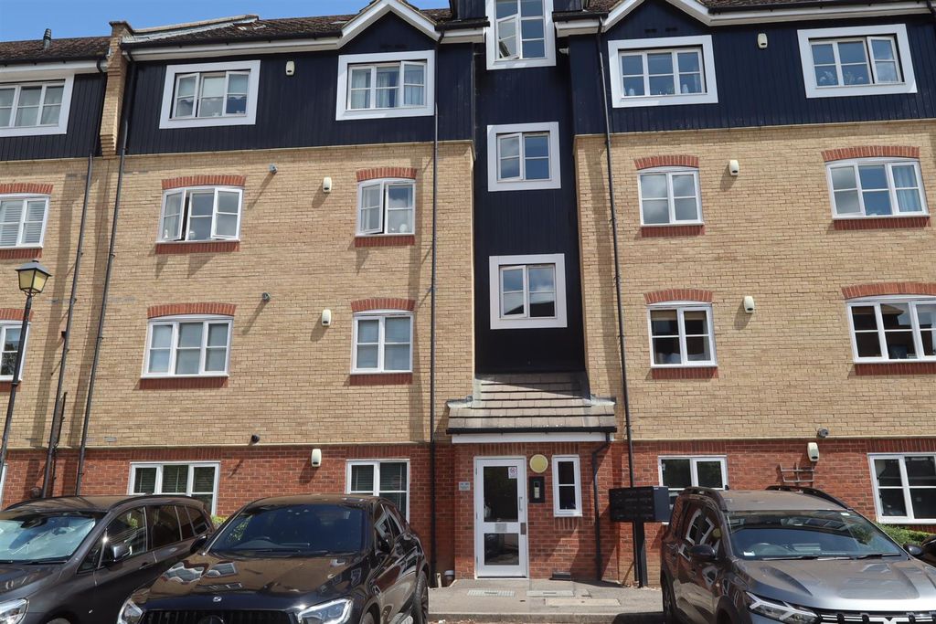 Property photo 1 of 9 Apartment Block