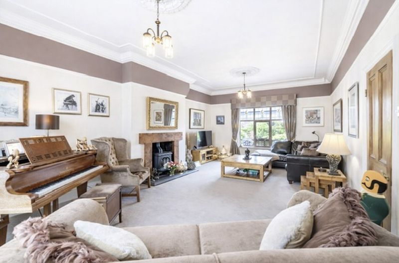 Property photo 3 of 31 Lounge