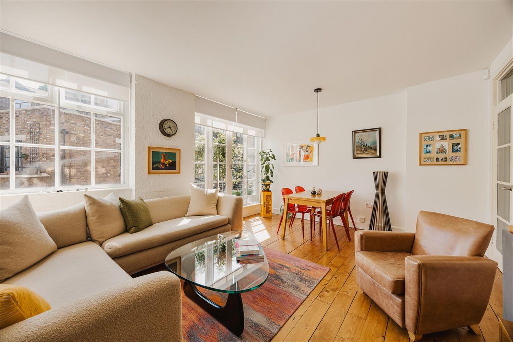 Property photo 2 of 31 Colvestone Crescent, E8