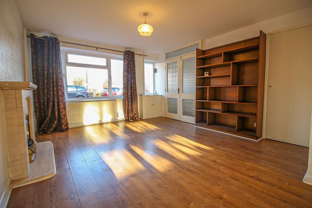 Property photo 2 of 11 Lounge