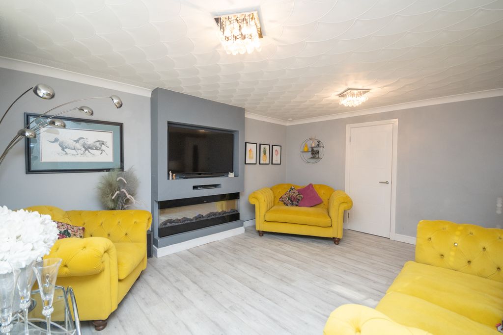 Property photo 3 of 15 Lounge