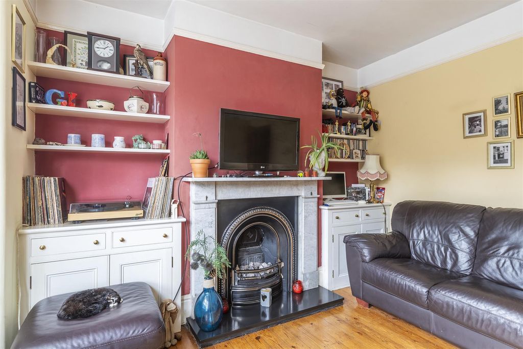 Property photo 3 of 31 Lounge