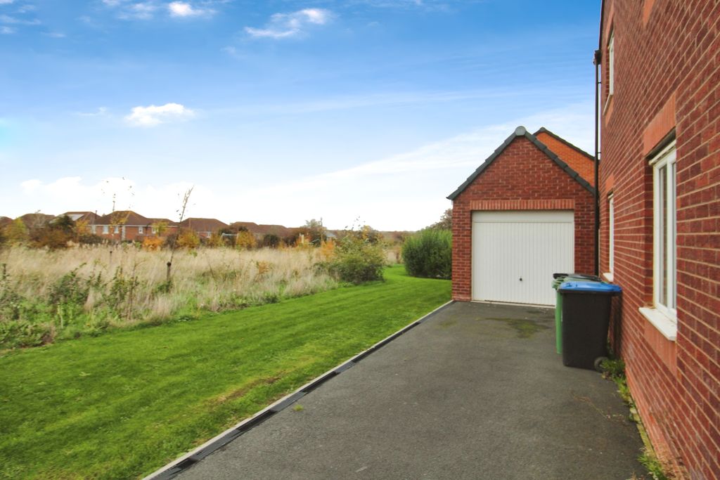 Property photo 2 of 14 Garage