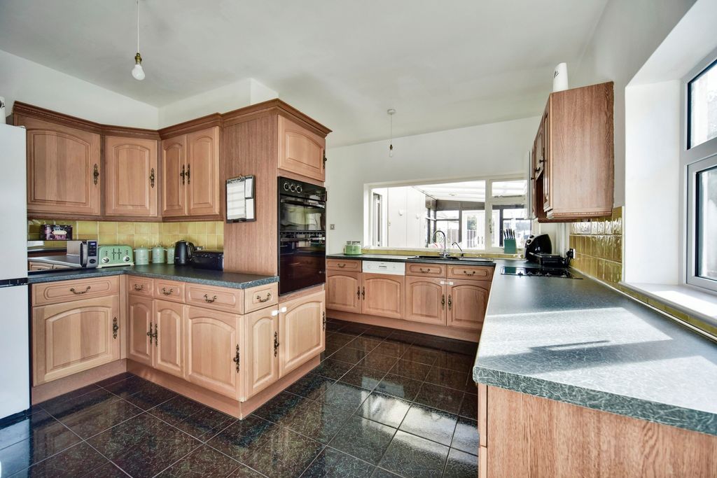 Property photo 3 of 27 Family Size Kitchen