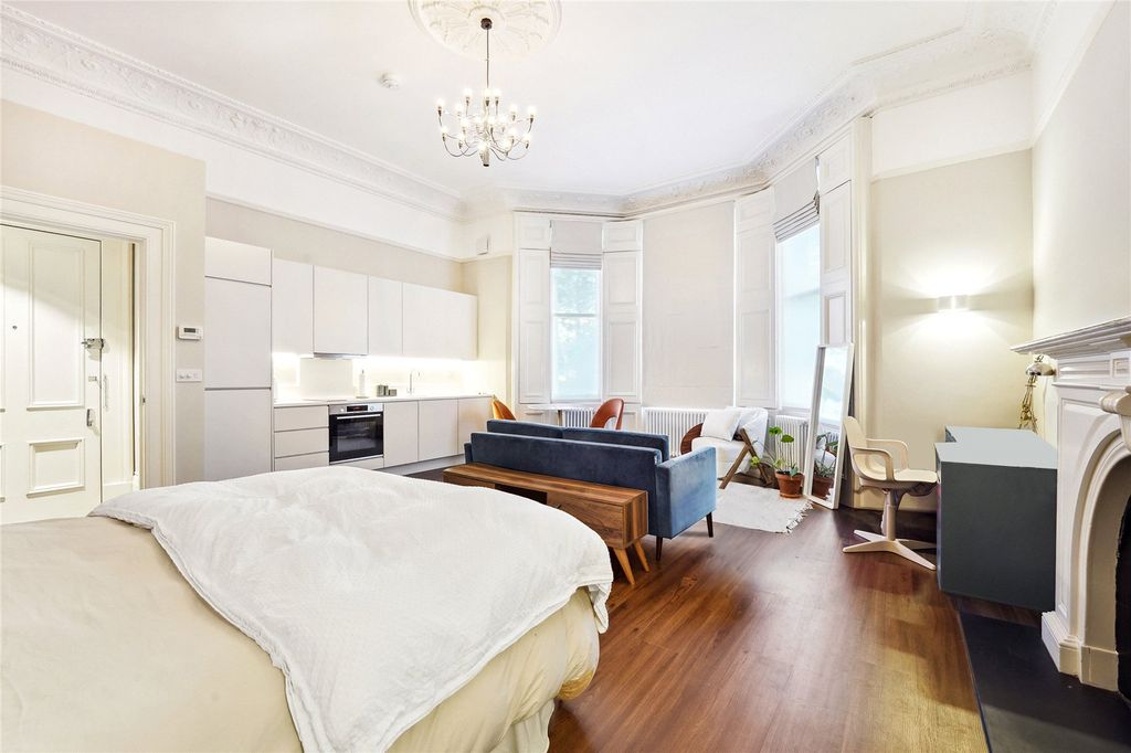 Property photo 3 of 8 Studio Room