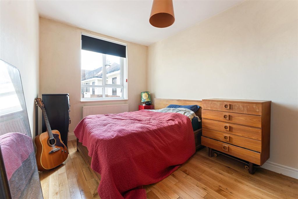 Property photo 3 of 20 Arcola Street, E8