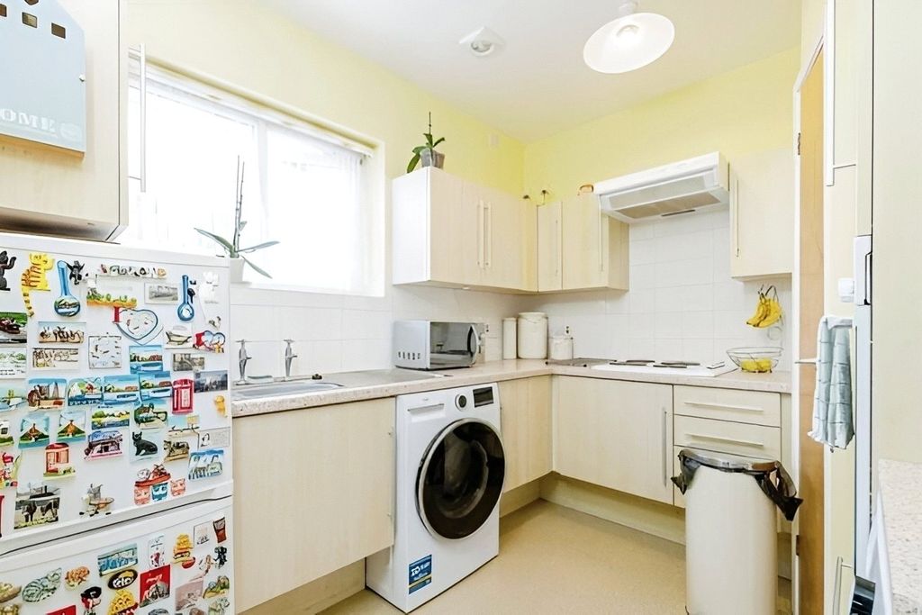 Property photo 3 of 11 Kitchen