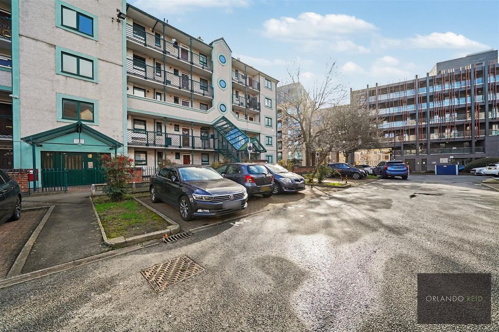 Property photo 1 of 6 Flat 17, Landin House E14 7An-2.Jpg