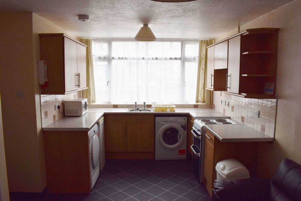 Property photo 3 of 6