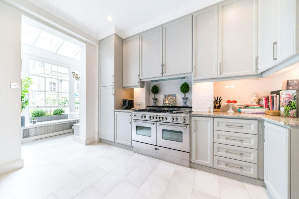 Property photo 3 of 10 Kitchen