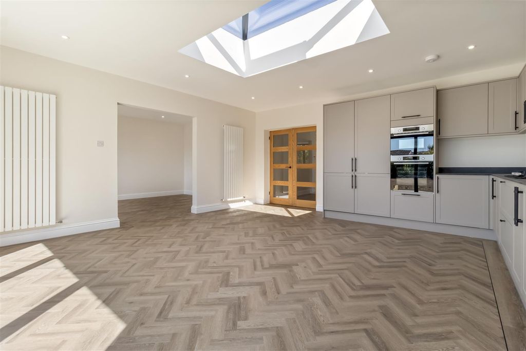 Property photo 2 of 26 116 Littlehampton Road - New-011.Jpg