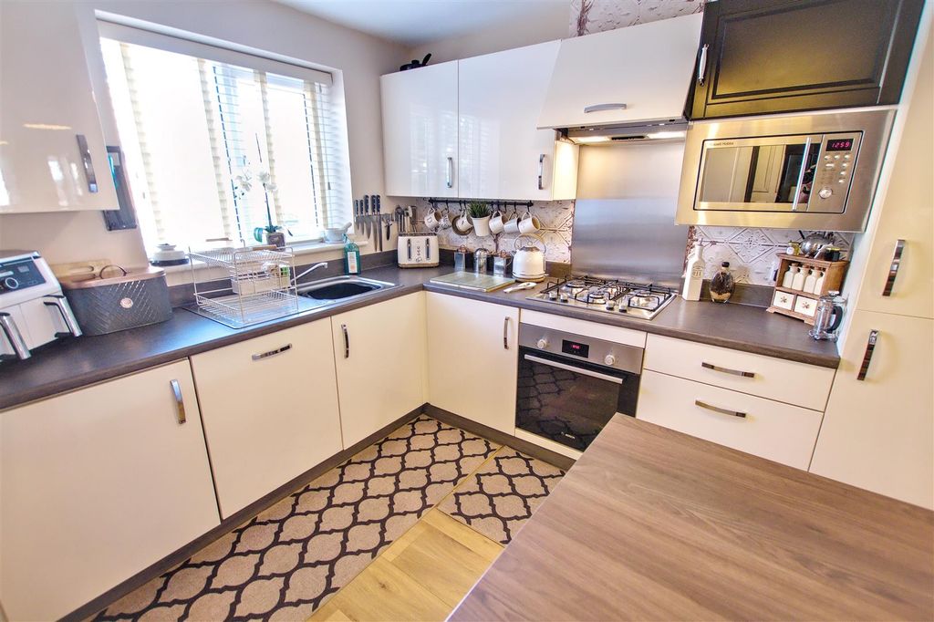 Property photo 3 of 17 Kitchen (3).Jpg