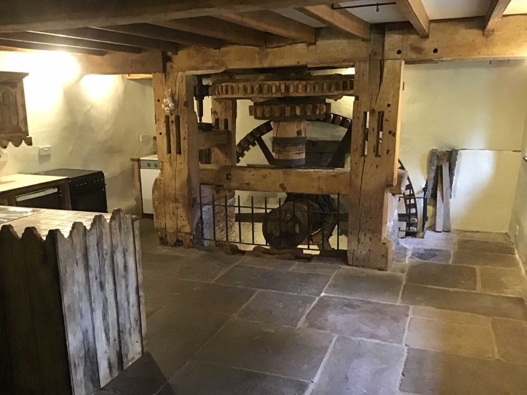 Property photo 2 of 11