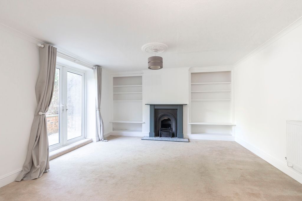Property photo 3 of 9 Garden Flat, 25 Old Bath Rd-09