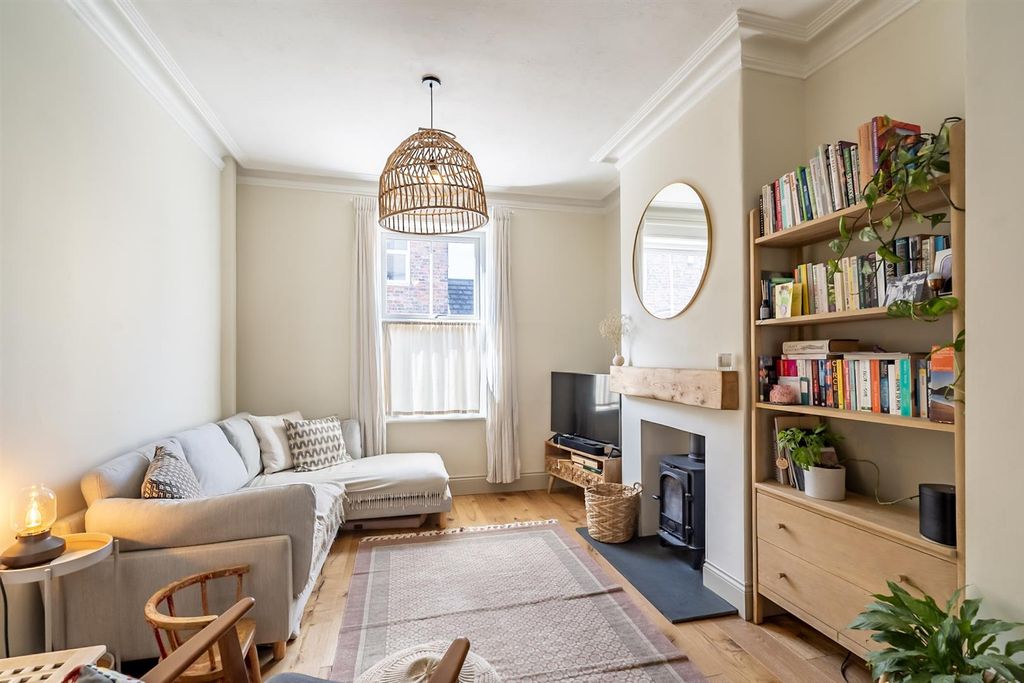 Property photo 2 of 22 Living Room