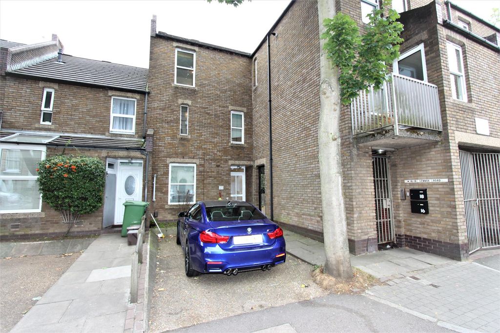 Property photo 1 of 20 Lennox Rd N4