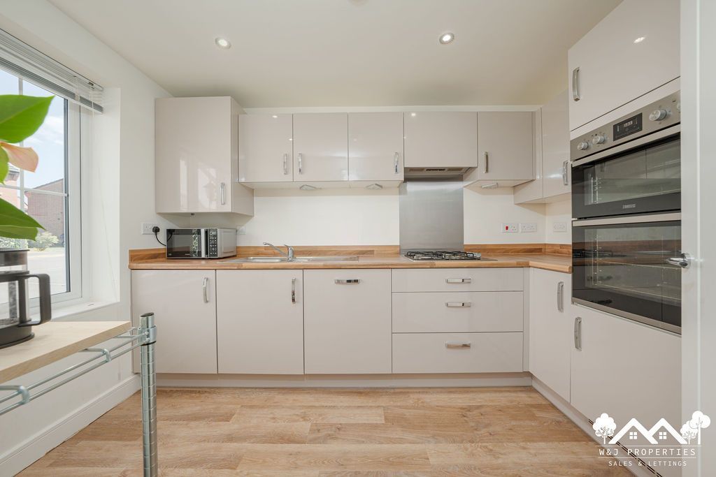 Property photo 3 of 27