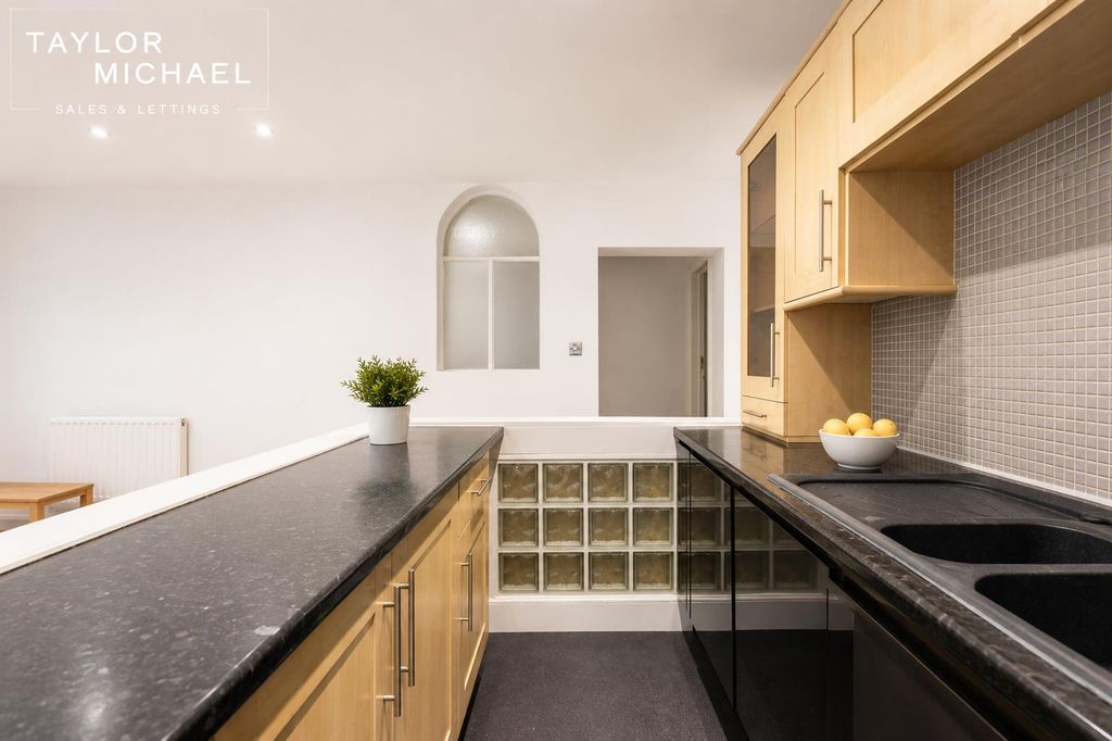 Property photo 3 of 19 Kitchen